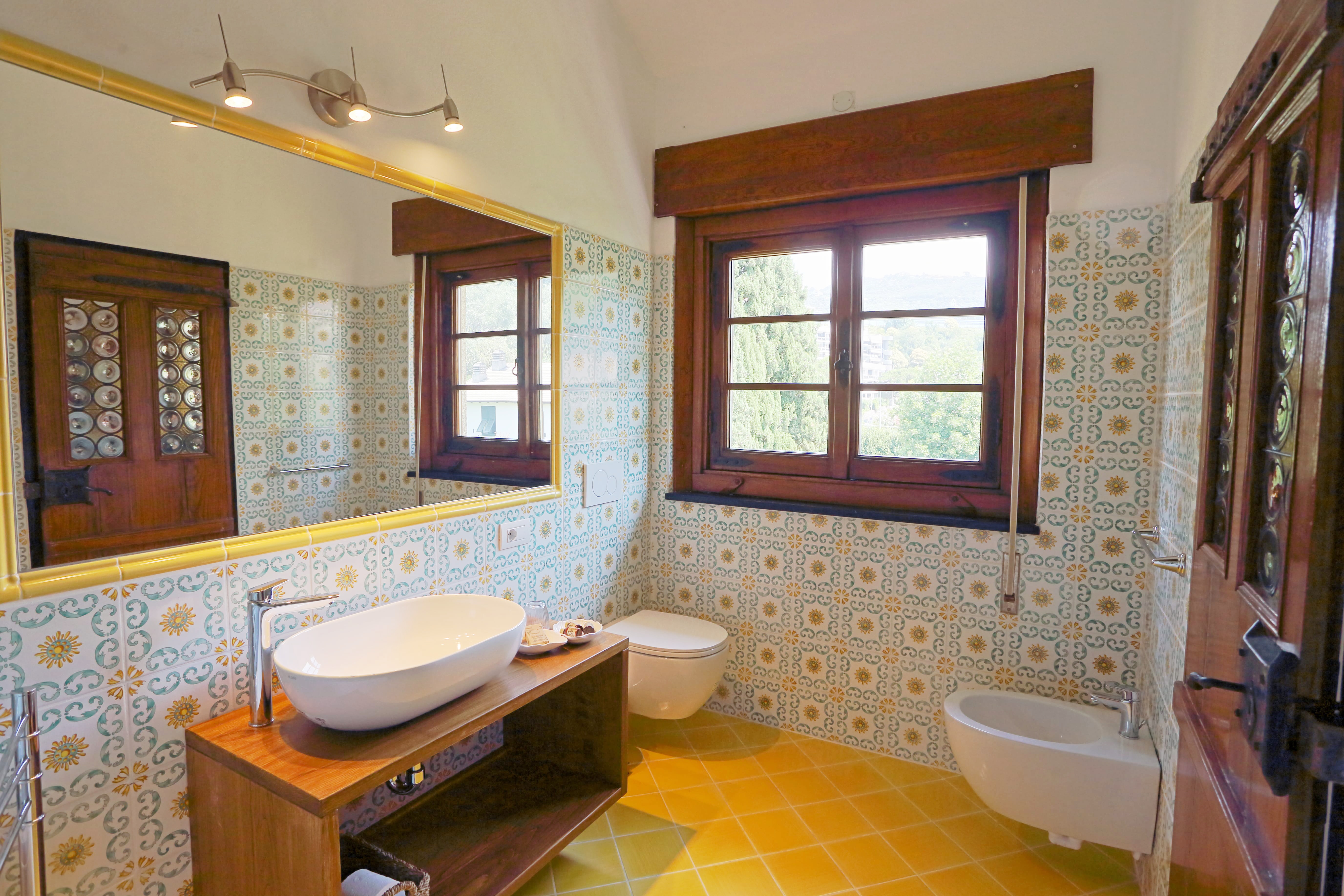 Yellow Room bathroom detail
